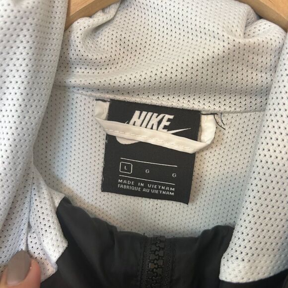Nike Womens Windbreaker Size Large Long Sleeve Black White Full Zip-up - Picture 4 of 16